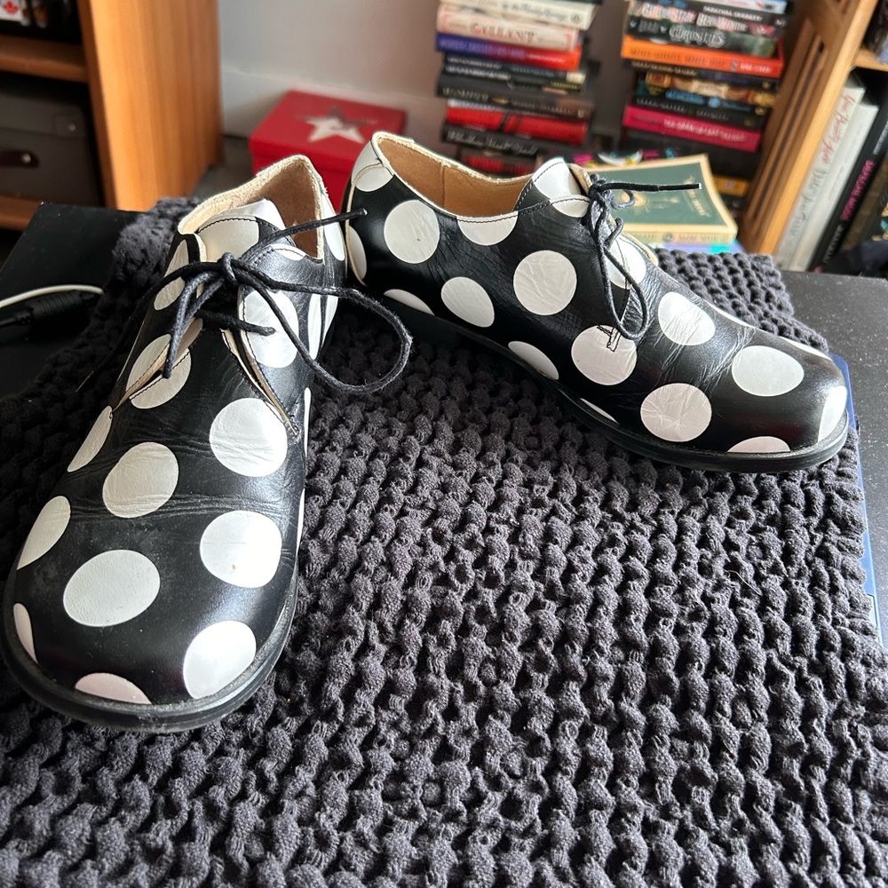 Black and white polkadot oxfords W8